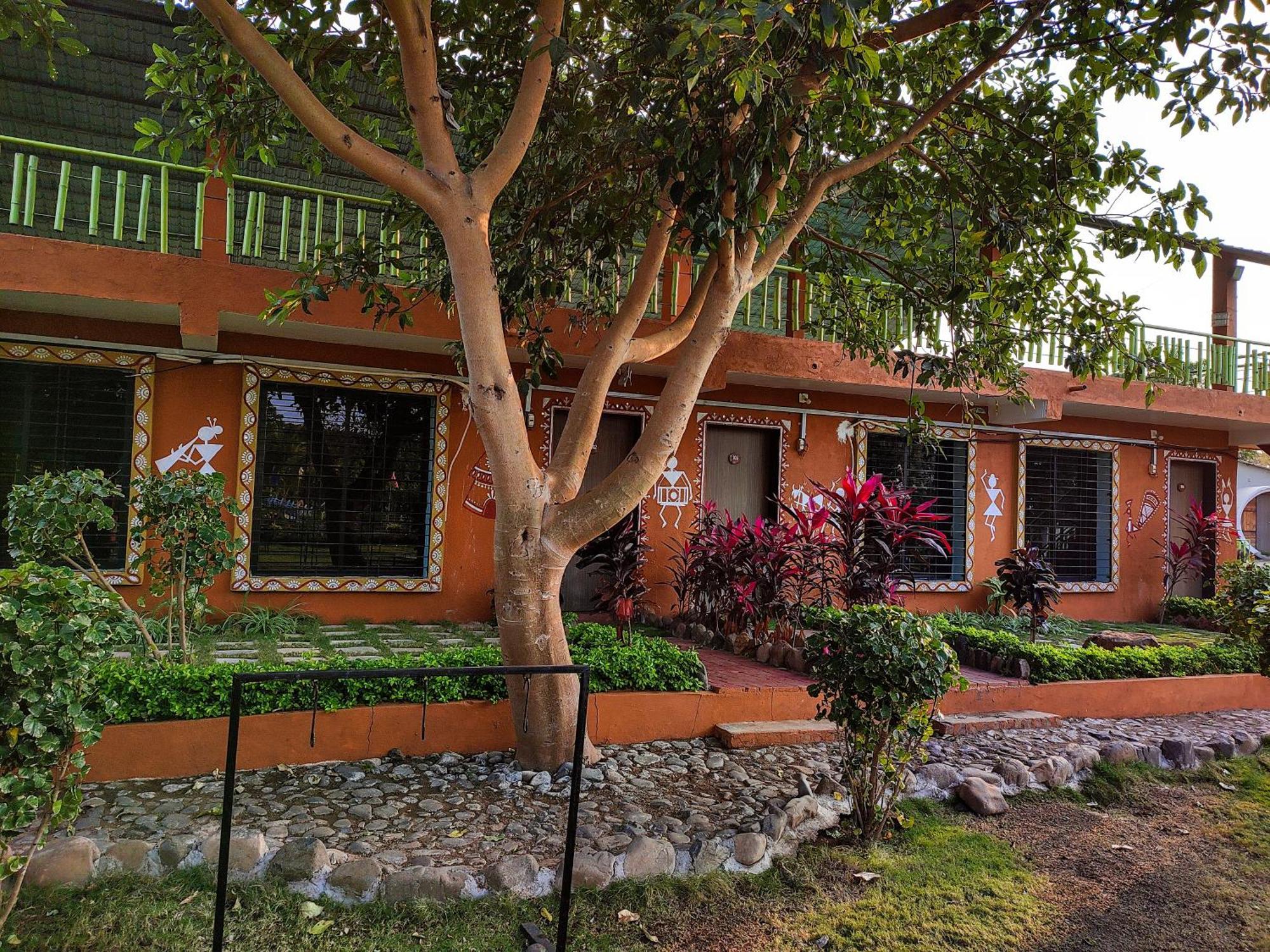Van Vagdo Resort Rajpipla ภายนอก รูปภาพ