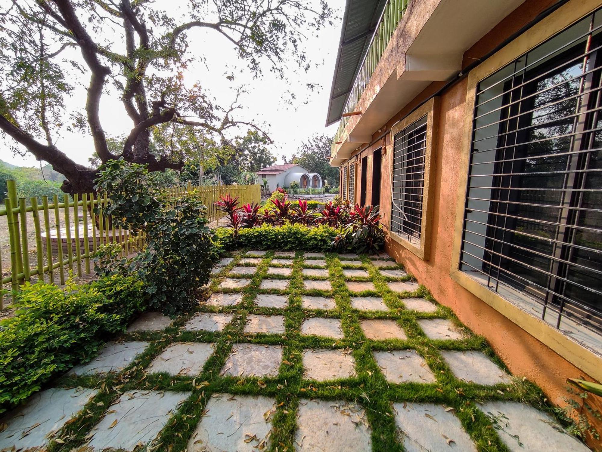 Van Vagdo Resort Rajpipla ภายนอก รูปภาพ