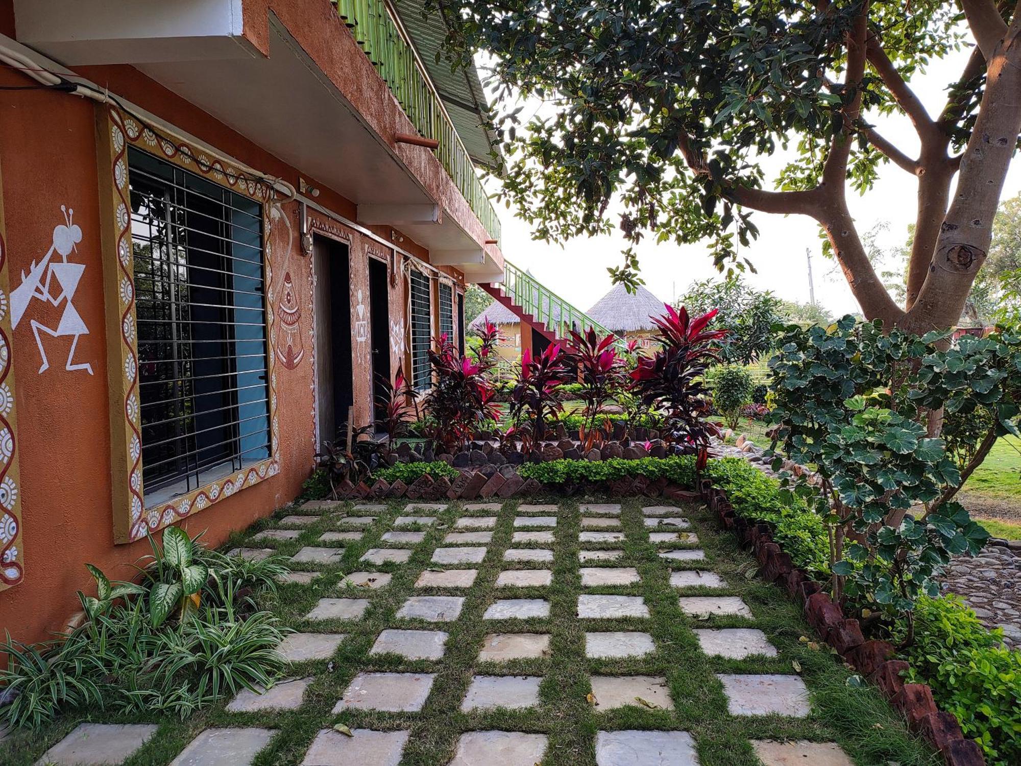Van Vagdo Resort Rajpipla ภายนอก รูปภาพ