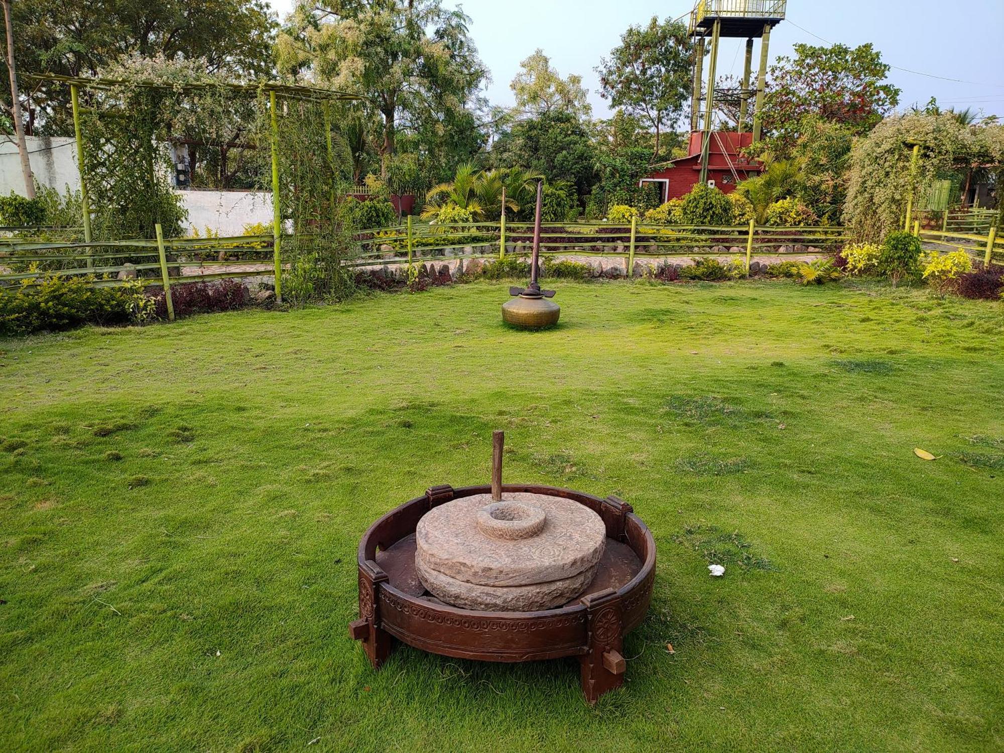 Van Vagdo Resort Rajpipla ภายนอก รูปภาพ
