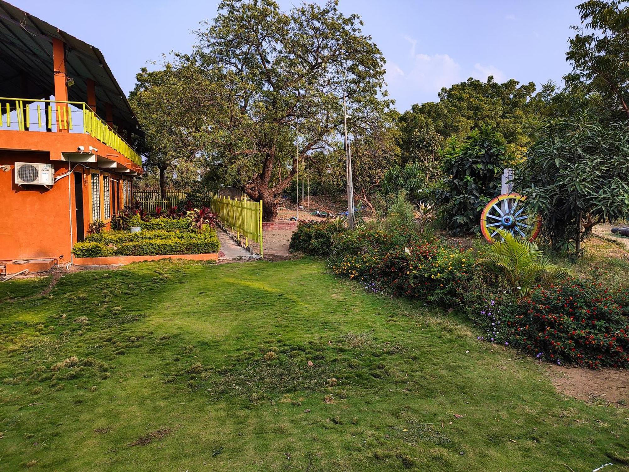 Van Vagdo Resort Rajpipla ภายนอก รูปภาพ
